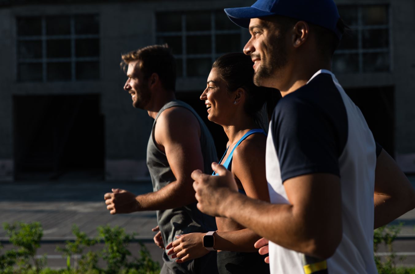 Grupo de amigos corriendo